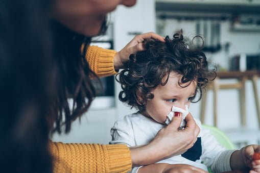 Alergia en niños por el moho negro o los hongos producidos por humedad