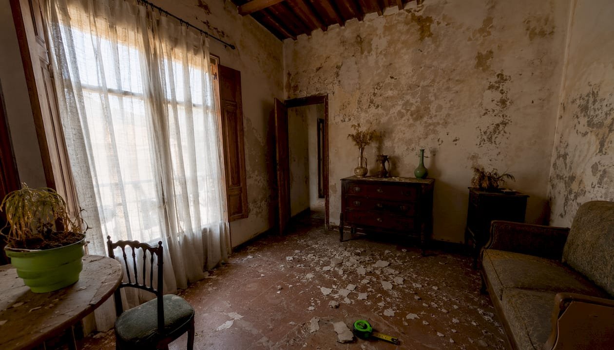 En una vivienda de Motril se aprecia una pared con signos evidentes de humedad.