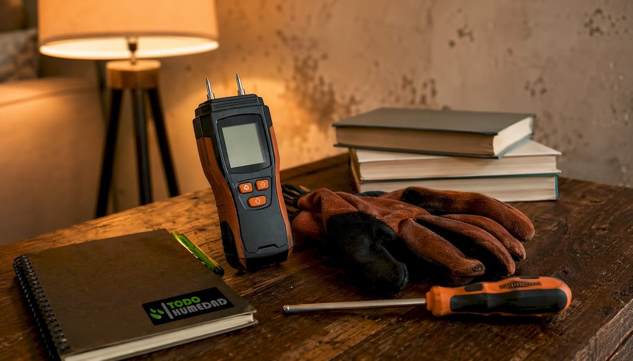 Instrumento digital para medir la humedad sobre la mesa
