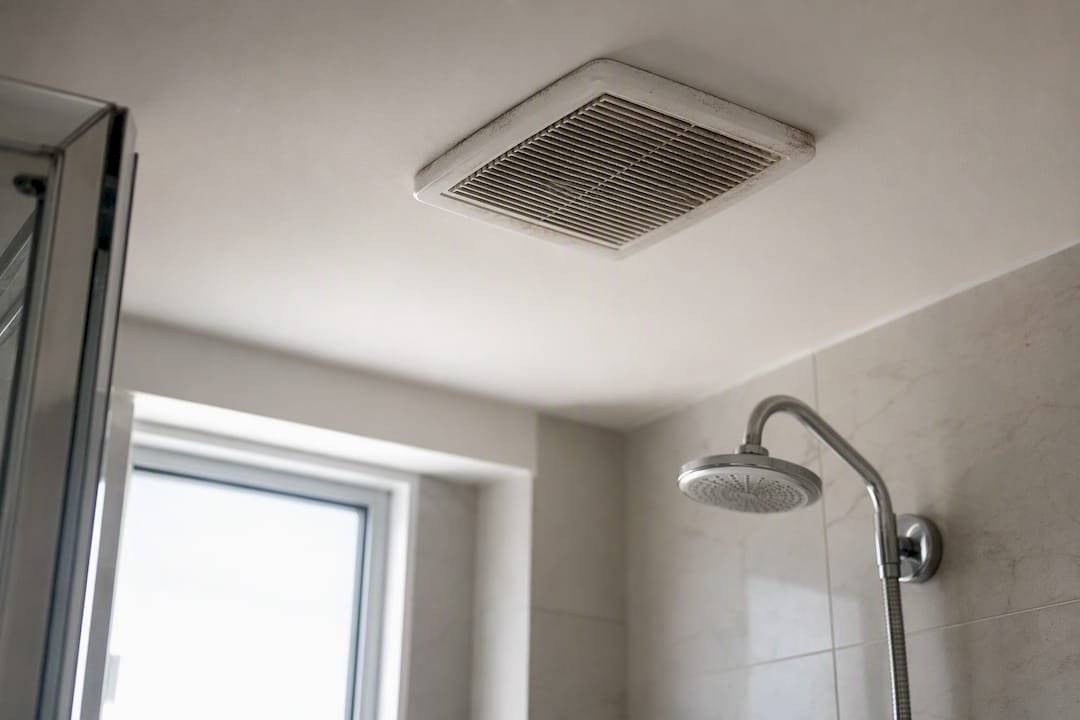 Ventilador extractor del techo del baño en primer plano