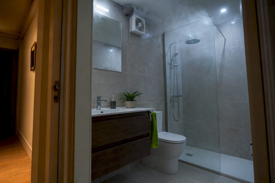 Baño sin ventana con extractor instalado