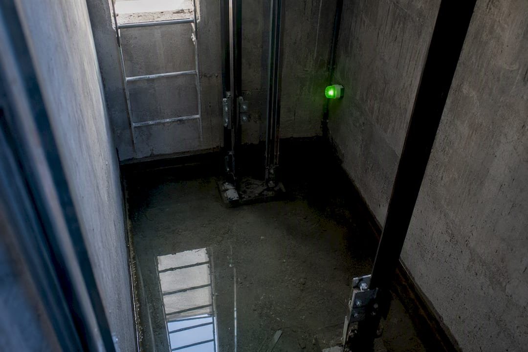 Pozo de ascensor con agua estancada