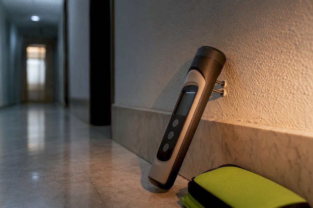 Sonda que mide la humedad en una pared interior