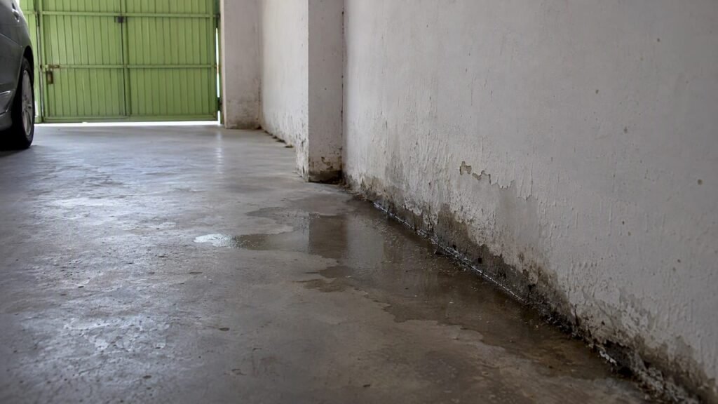 Humedad en la unión entre la pared y el suelo del garaje