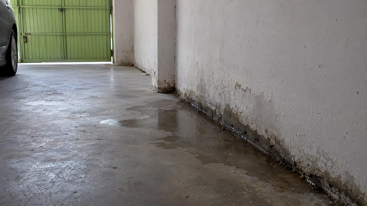 Humedad en la unión entre la pared y el suelo del garaje