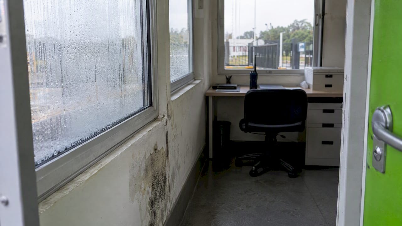 Condensación y humedad dentro de una caseta de seguridad
